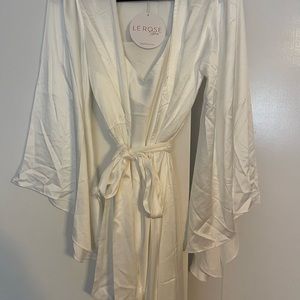 Le Rose satin Bridal Rose new with tags